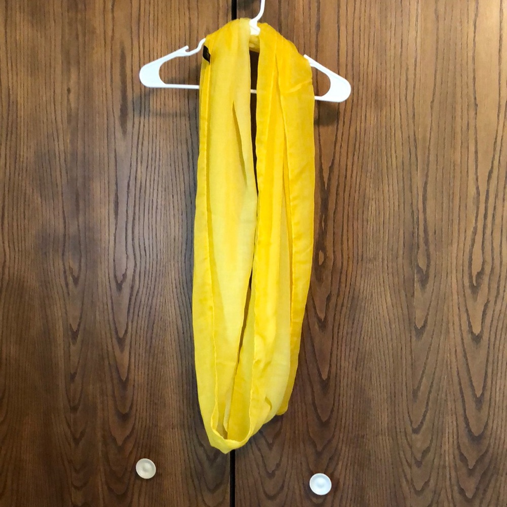 Multi-tone yellow circle scarf!